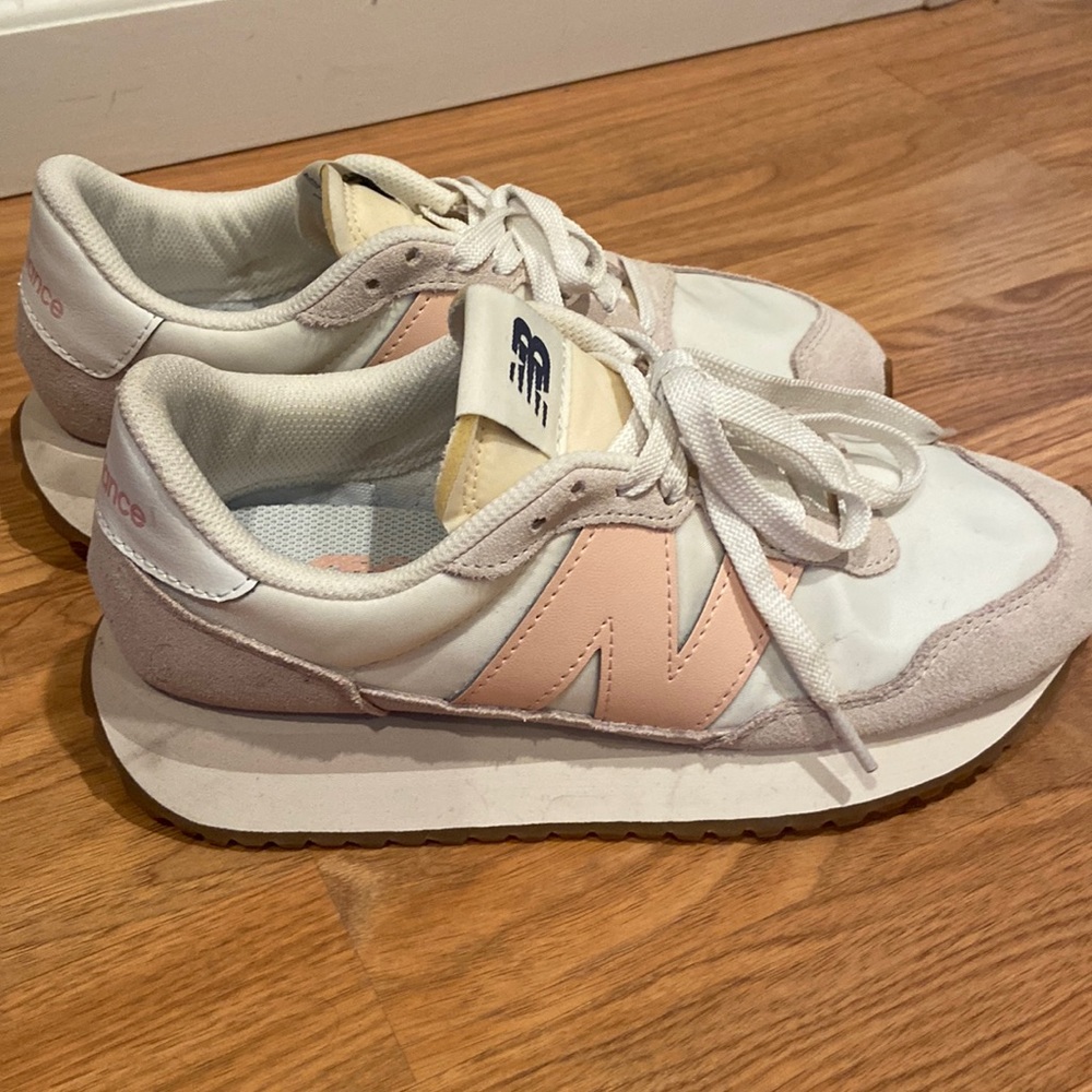 8 Wide, cream and pink New Balance